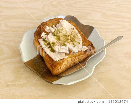 烤麵包配雞胸肉片 烤麵包配雞胸肉片 133018474