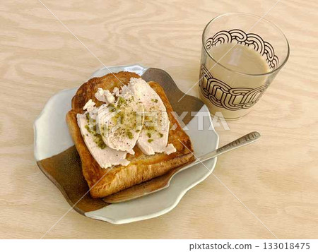 雞肉火腿吐司和咖啡牛奶 133018475