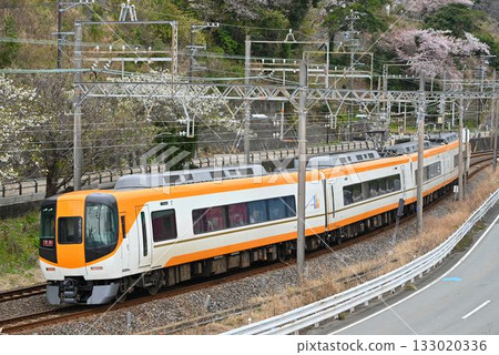 從水族館看到開往賢島的近鐵特急22600系 133020336