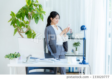 操作智能手機的女商人 133020777