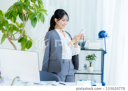 操作智能手機的女商人 133020778