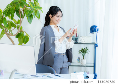 操作智能手機的女商人 133020780