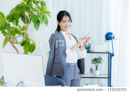 操作智能手機的女商人 133020781