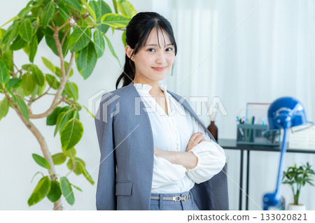 在辦公室工作的女商人 在辦公室工作的女商人 133020821