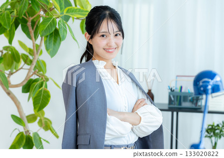 在辦公室工作的女商人 在辦公室工作的女商人 133020822