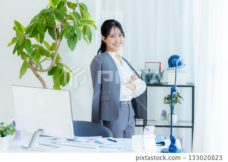 在辦公室工作的女商人 在辦公室工作的女商人 133020823