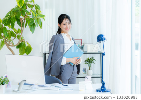 在辦公室工作的女商人 在辦公室工作的女商人 133020985