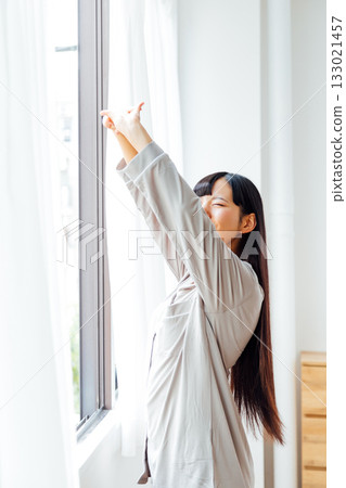 年輕女性的健康生活方式：清晨醒來，神清氣爽 133021457