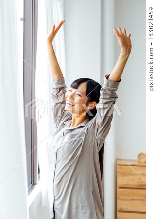 年輕女性的健康生活方式：清晨醒來，神清氣爽 133021459