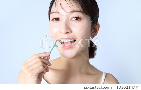一張女性使用牙線的圖片 133021477