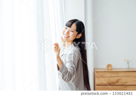 年輕女性的健康生活方式:清晨醒來,神清氣爽 年輕女性的健康生活方式:清晨醒來,神清氣爽 133021481