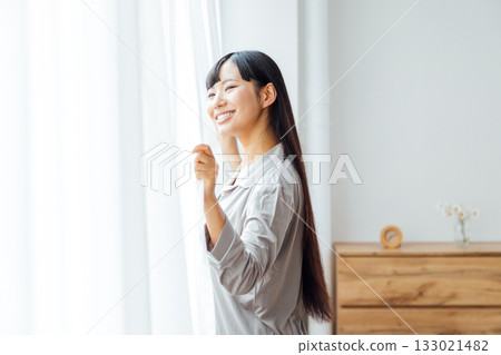 年輕女性的健康生活方式:清晨醒來,神清氣爽 年輕女性的健康生活方式:清晨醒來,神清氣爽 133021482