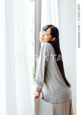 The well-being-conscious lifestyle of a young woman: A refreshing morning awakening 133021487