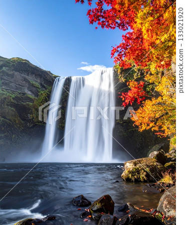 【AI生成影像】秋葉環繞的美麗瀑布。 【AI生成影像】秋葉環繞的美麗瀑布。 133021920