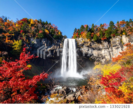 【AI生成影像】秋葉環繞的美麗瀑布。 133021928