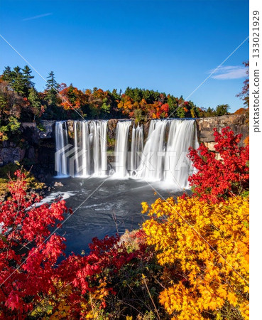 【AI生成影像】秋葉環繞的美麗瀑布。 133021929