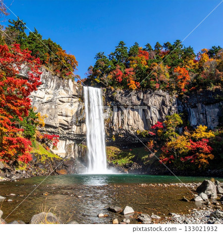 【AI生成影像】秋葉環繞的美麗瀑布。 133021932