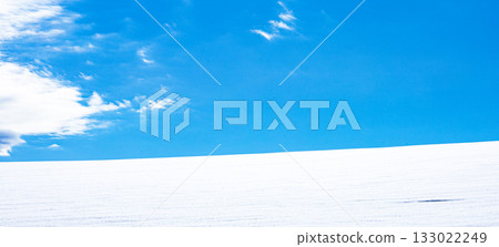 A simple winter landscape of blue skies, clouds, and snowy fields seen in Biei, Hokkaido 133022249
