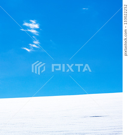 A simple winter landscape of blue skies, clouds, and snowy fields seen in Biei, Hokkaido A simple winter landscape of blue skies, clouds, and snowy fields seen in Biei, Hokkaido 133022252