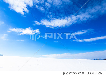 A simple winter landscape of blue skies, clouds, and snowy fields seen in Biei, Hokkaido A simple winter landscape of blue skies, clouds, and snowy fields seen in Biei, Hokkaido 133022266