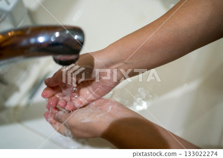water for washing one's hand, hand, female 133022274