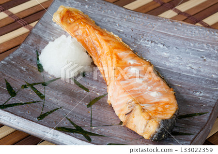 烤三文魚配鹽 133022359