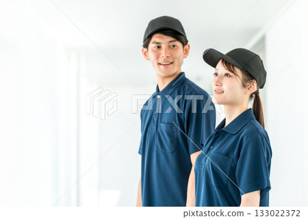 身穿polo衫制服的運輸和配送公司男女員工,司機 身穿polo衫制服的運輸和配送公司男女員工,司機 133022372