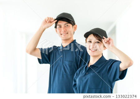 身穿polo衫制服的運輸和配送公司男女員工,司機 身穿polo衫制服的運輸和配送公司男女員工,司機 133022374