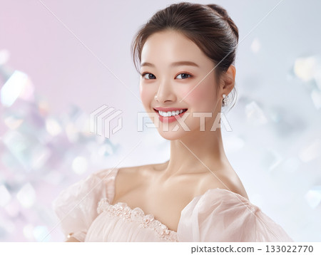 一位優雅微笑的女子沐浴在柔和的光線中。 133022770