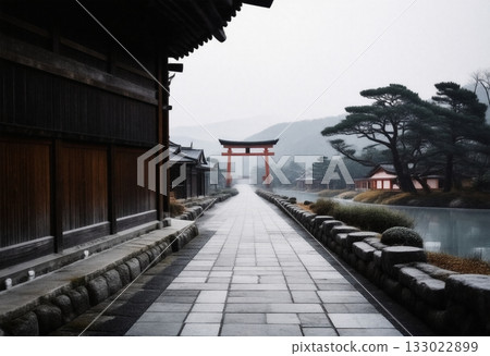 下雨天的紅色鳥居 133022899