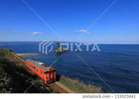 冰見線 Kiha 40 號列車沿著雨晴海岸運行 133023041