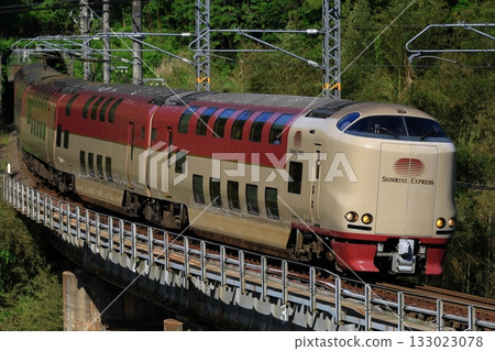 日出出雲號列車正在白眉線上行駛。 133023078