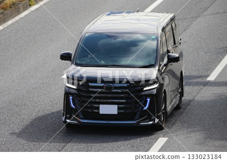 豪華黑色小型貨車的圖像 133023184