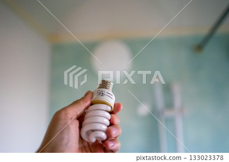 燈泡 球莖 手 133023378