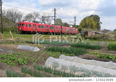 The tranquil farmland scenery of Mitake on the Meitetsu Hiromi Line 133023699