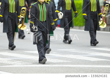 行進樂隊遊行樂器 133024181