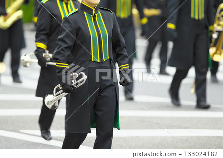 行進樂隊遊行樂器 行進樂隊遊行樂器 133024182