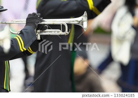行進樂隊遊行樂器 行進樂隊遊行樂器 133024185