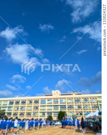 Under the blue sky, students lined up and gathered at a sports day in the middle school playground. 133024327