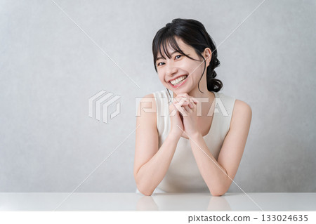 面帶微笑、臉頰美麗的亞洲女性（美容、審美、護膚形象） 133024635