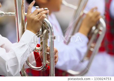 行進樂隊遊行樂器 133024753