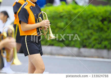 行進樂隊遊行樂器 133024788