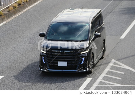 Image of a luxury black minivan 133024964