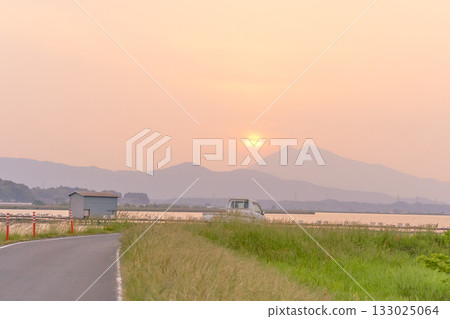Evening view of Mt. Tsukuba seen from Kasumigaura embankment 133025064