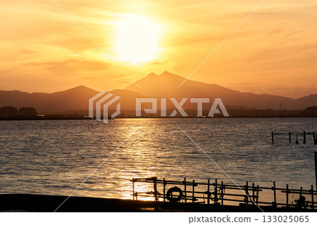 從霞浦湖眺望筑波山，夕陽西下，餘暉灑在湖面上。 133025065