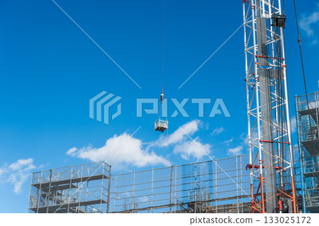 藍天下的建築工地與起重作業 133025172