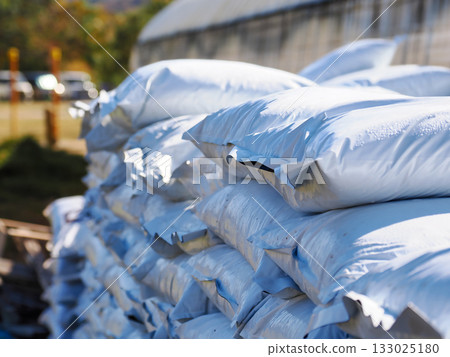 用塑膠袋裝著的成堆商業園土 133025180