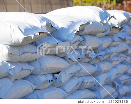 用塑膠袋裝著的成堆商業園土 133025186