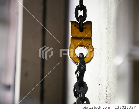 髒兮兮的鏈條和鉤子 133025357