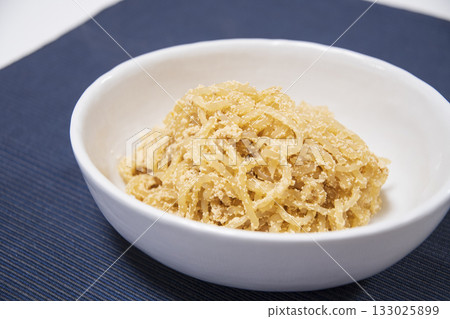 用鱈魚子醬烹調的魔芋絲 133025899